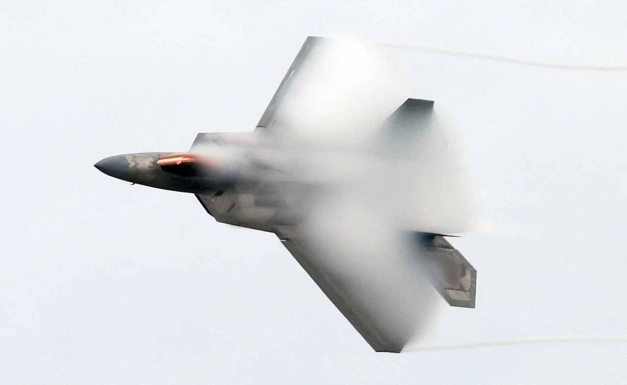F-22 猛禽演示高机动飞行
